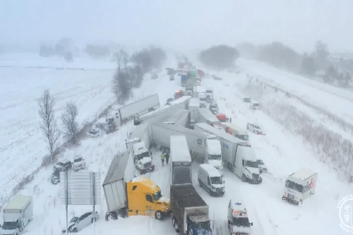 Michigan Vehicles Crash News: आपस में टकराई 100 से ज्यादा गाड़ियां, नजारा देख हर कोई हुआ हैरान, घायलों की संख्या उड़ा देगी आपके होश