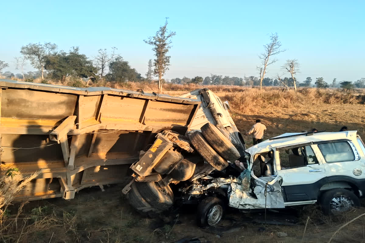 Baloda Bazar Road Accident News: इस जिले में सुबह-सुबह हुआ भीषण सड़क हादसा, ट्रेलर से टक्कर के बाद उड़े स्कॉर्पियो के परखच्चे, जानें कैसी है लोगों की हालत