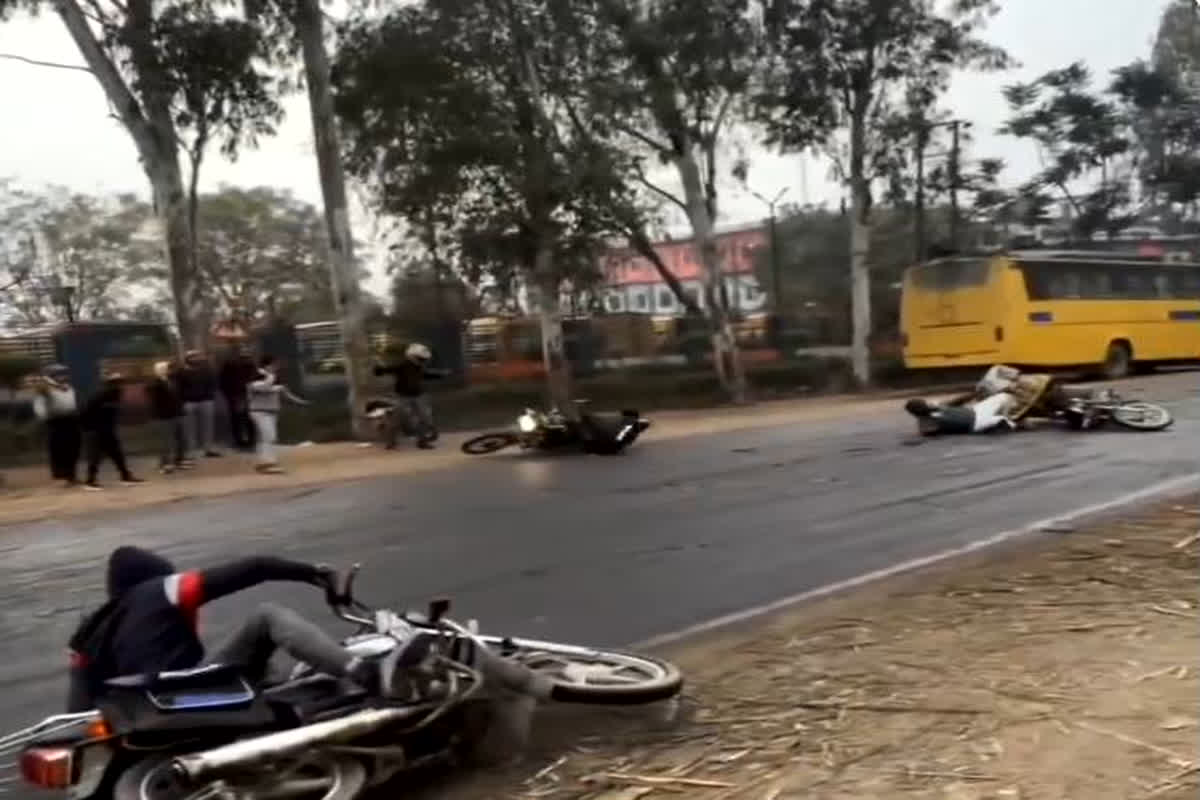 Amroha Accident News: यह कोई फिल्मी सीन नहीं…हकीकत है! सड़क पर एक के बाद एक गिरते दिखे10 से ज्यादा बाइक, वायरल वीडियो ने खोली प्रशासन की पोल