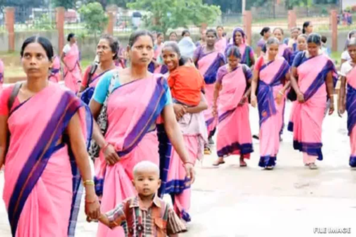 Anganwadi Karmchari News: क्या आंगनबाड़ी कार्यकर्ताओं को जल्द मिलेगा सरकारी कर्मचारी का दर्जा? कोर्ट ने उठाया कर्मियों के हित में कदम, फैसला इस दिन…