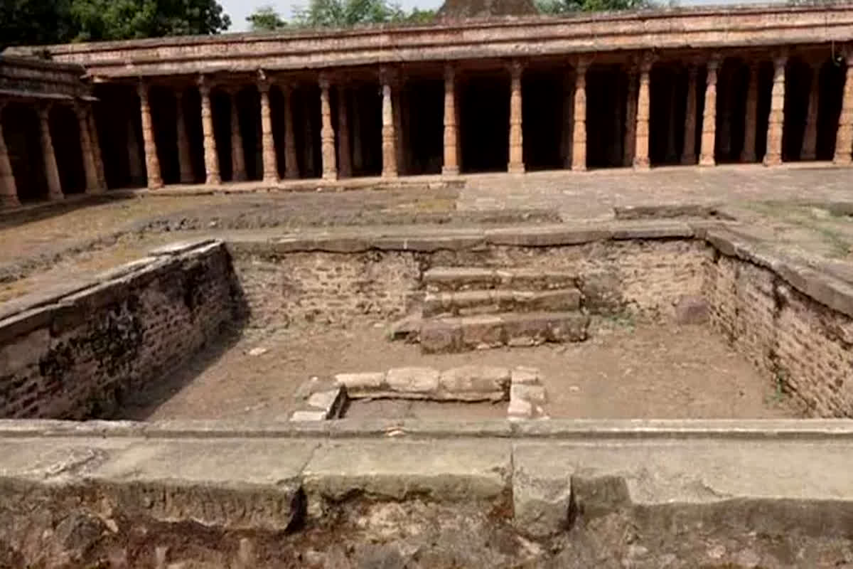 शह मात The Big Debate: पूजा, नमाज..बारी बारी, भोजशाला में कितनी तैयारी? धार की लड़ाई को क्यों यहां के लोग मिल बैठकर खत्म करते हैं?