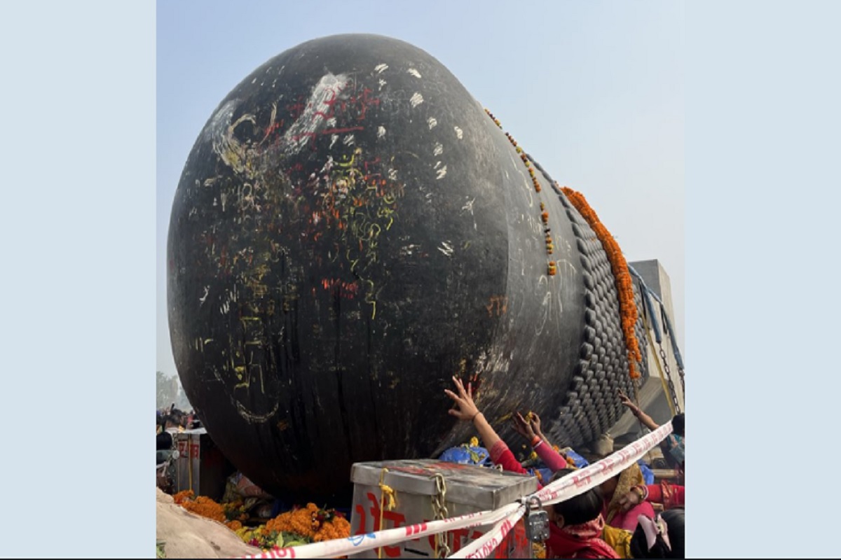 Virat Ramayan Mandir: 47 दिनों में विराट रामायण मंदिर पहुंचा 33 फीट लंबा शिवलिंग, दर्शन को उमड़ी भीड़, पांच नदियों के जल से होगा अभिषेक