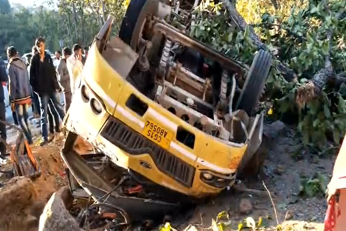 Orsa Ghat bus accident: ओरसा घाट बस हादसे में मृतकों की संख्या बढ़कर हुई 10, देर रात हुआ था भीषण सड़क हादसा