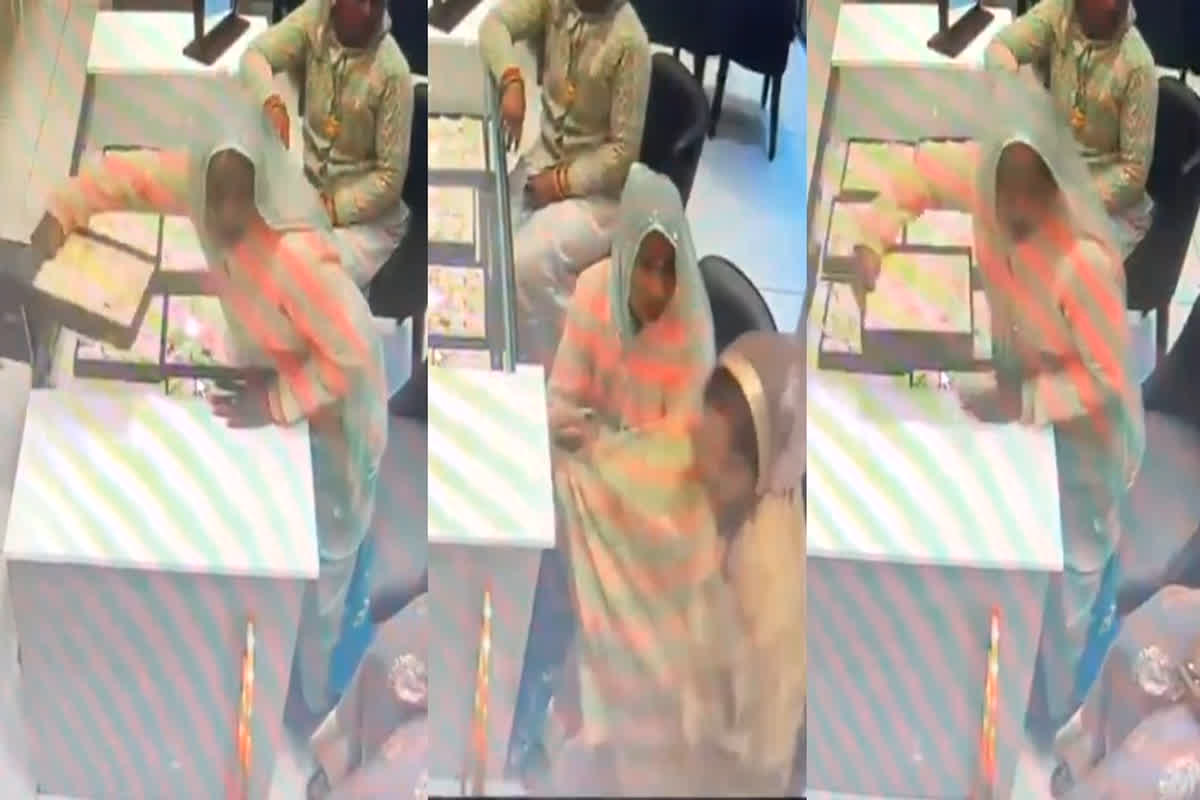 Prayagraj Viral Video: ज्वेलरी शोरूम में महिला ने मिनटों में पार किए इतने लाख के गहने, CCTV में कैद हुई वारदात, चोरी का तरीका देख उड़ जाएंगे होश