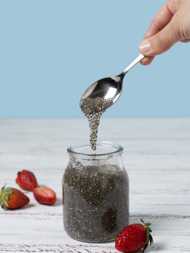 Chia Seeds Benefits:  एक चम्मच चिया सीड्स खाने से दूर रहती हैं ये परेशानियां