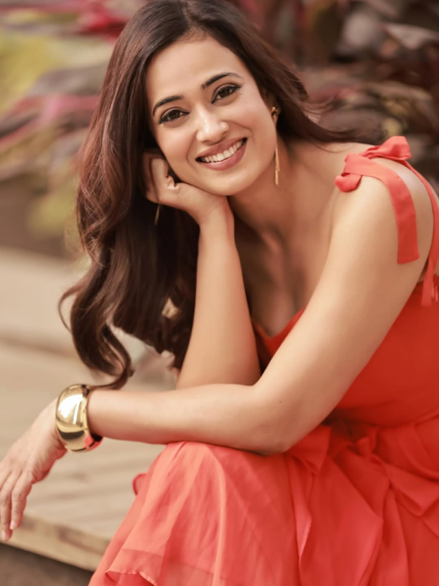 Shweta Tiwari Pics: रेड ड्रेस में इस खूबसूरत एक्ट्रेस ने ढाया कहर, लुक देख आप भी हो जाएंगे दीवाने