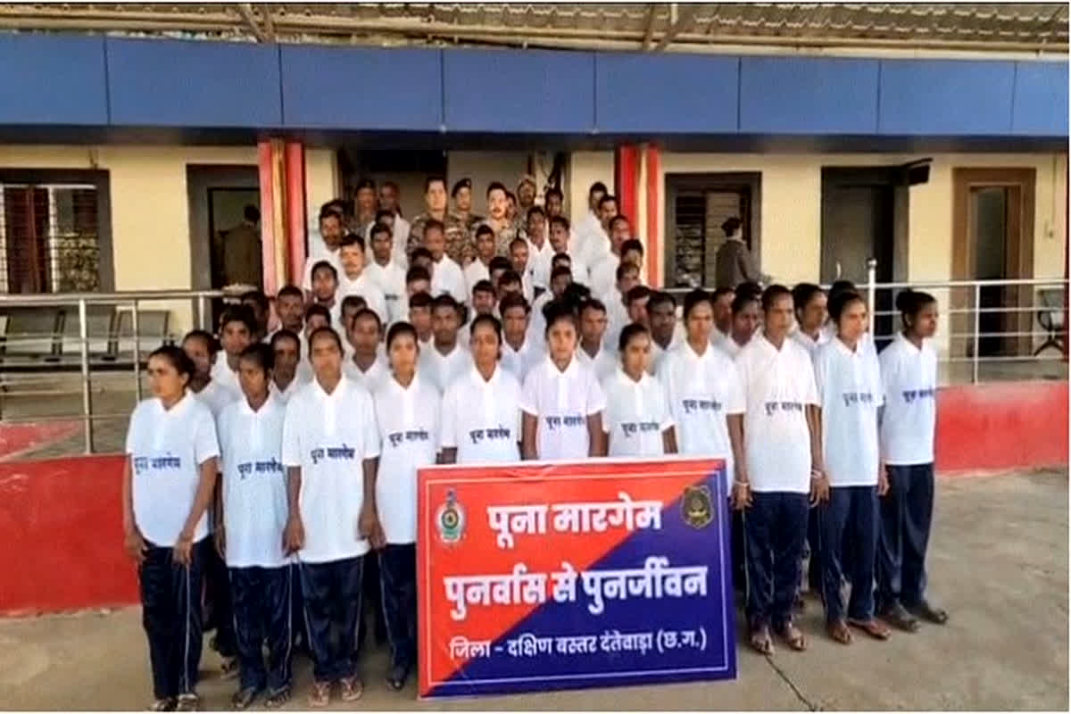 Dantewada Naxalites Surrender: दंतेवाड़ा में 1 करोड़ 19 लाख के इनामी 63 नक्सलियों ने किया सरेंडर, कई प्रमुख नक्सली नेता भी शामिल