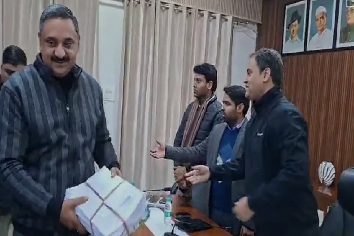 UP Draft voter list: घर-घर सत्यापन के बाद ड्राफ्ट वोटर लिस्ट जारी, एक माह तक आपत्तियां दर्ज कर सकेंगे मतदाता, राजनीतिक दलों को सौंपी गई सूची