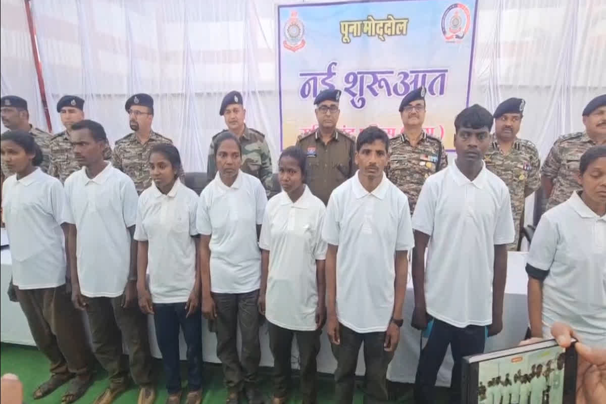 Gariaband Naxal Surrender : गरियाबंद में हथियार छोड़ मुख्यधारा में लौटे 9 खूंखार नक्सली, इतने लाख रुपये का था इनाम, जानें कौन से बड़े चेहरे हैं शामिल