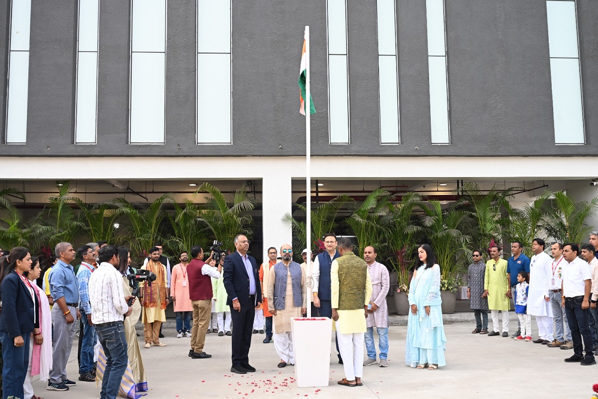 IBC24 Republic Day Celebration: देशभक्ति के रंग में रंगा IBC24 परिसर, डायरेक्टर दिनेश गोयल ने फहराया तिरंगा, कर्मचारियों के साथ परिजन भी हुए शामिल