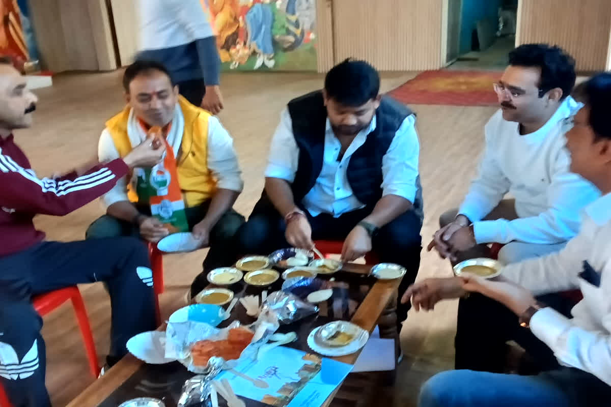 Indore Contaminated Water: दूषित पानी को लेकर बीजेपी विधायक के घर प्रदर्शन करने गए थे कांग्रेसी, लेकिन नाश्ता करते आए नजर, Video Viral