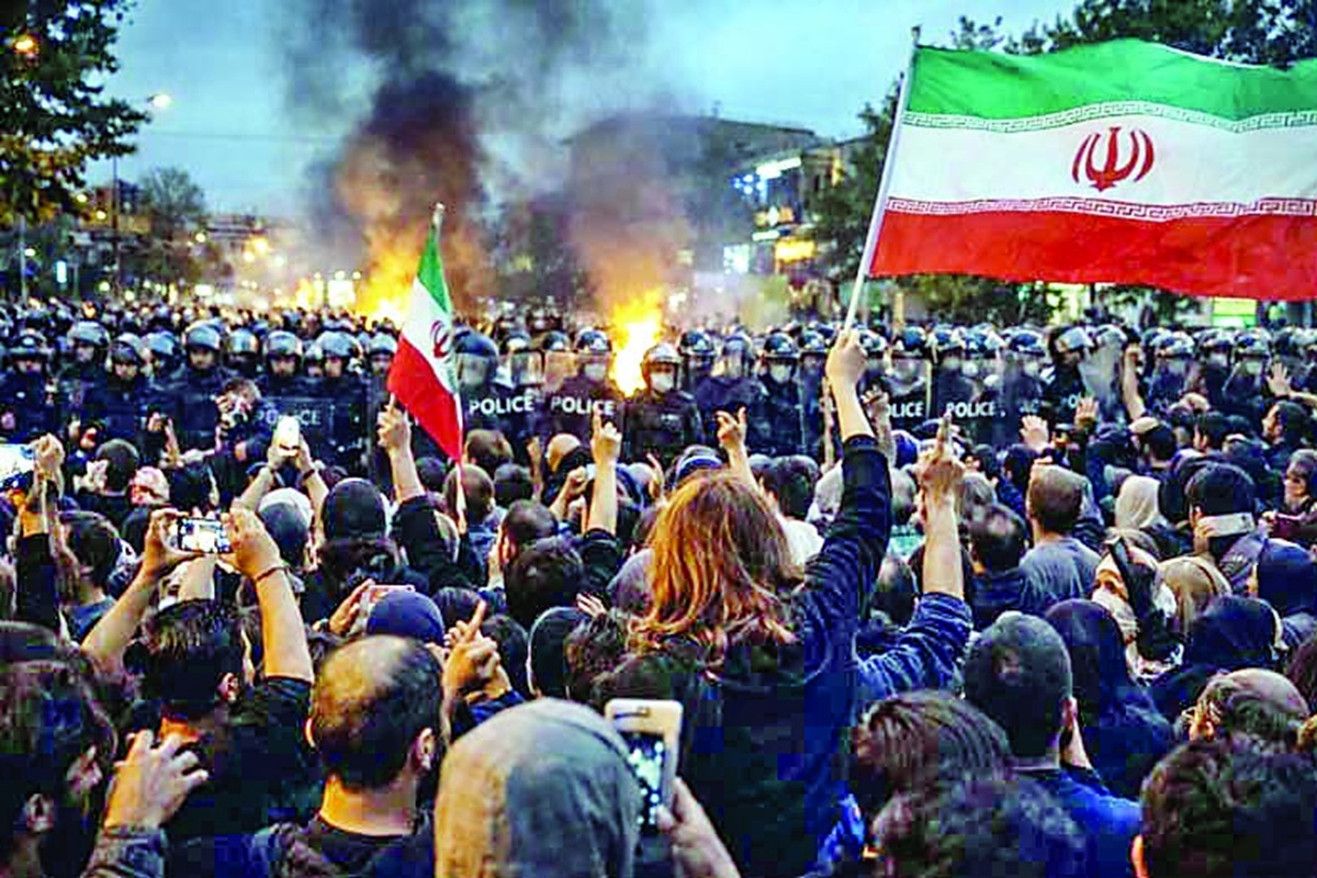 America War with Iran: ईरान पर मंडराया अमेरिकी हमले का खतरा! युद्ध जैसे हालात के बीच फंसे इतने हजार भारतीय, मोदी सरकार शुरू कर सकती है बड़ा ऑपरेशन