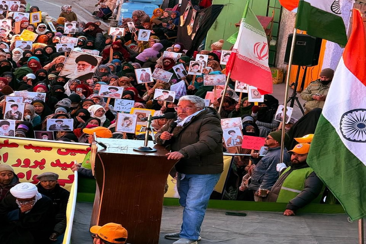 Kargil News Today: भारत के केंद्र शासित प्रदेश में ईरानी सरकार के समर्थन में जुलूस, लहराए भारतीय-ईरानी झंडे, अमेरिका-इजरायल के खिलाफ हुई नारेबाज़ी