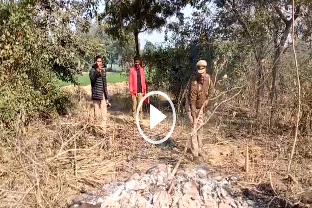 Kasganj honour killing: प्रेमी संग भागी नाबालिग प्रेमिका, परिजनों ने हत्या कर रात में ही जलाया शव, पुलिस ने चिता से निकाले अवशेष