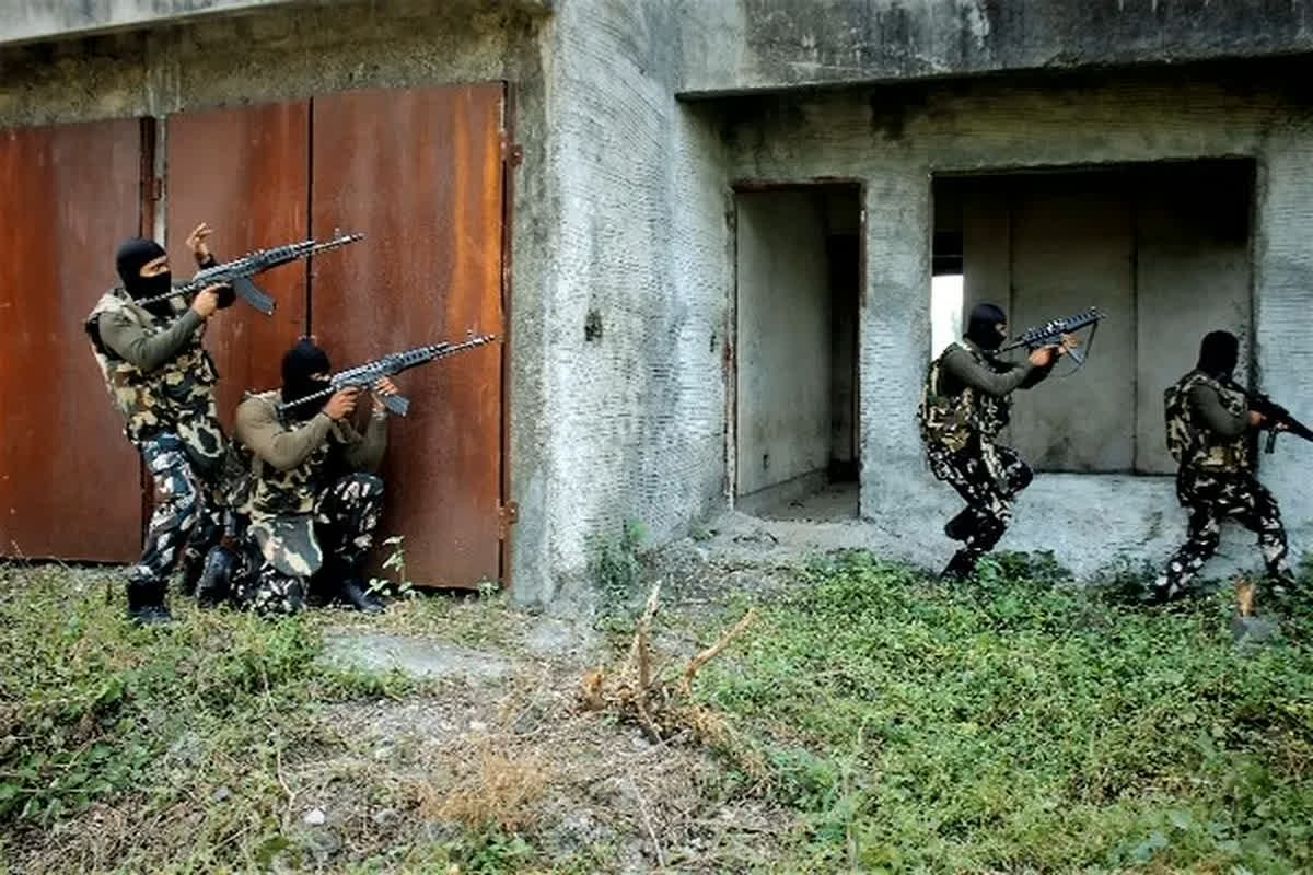 Kishtwar Jawan Shaheed: किश्तवाड़ में आतंकियों और जवानों के बीच मुठभेड़ जारी, एक जवान के शहीद होने की खबर, जानें कैसे किया हमला