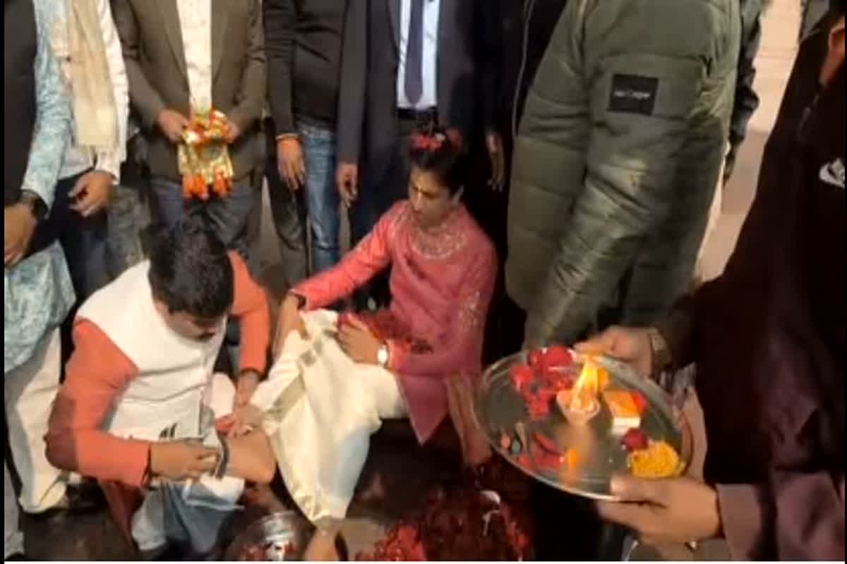 Kumar Vishwas Ayodhya: अयोध्या पहुंचे कुमार विश्वास के बीजेपी के पूर्व विधायक ने धोए पैर, कहा उनमें ‘हनुमान का स्वरूप देखा’, वीडियो आपने देखा क्या ?