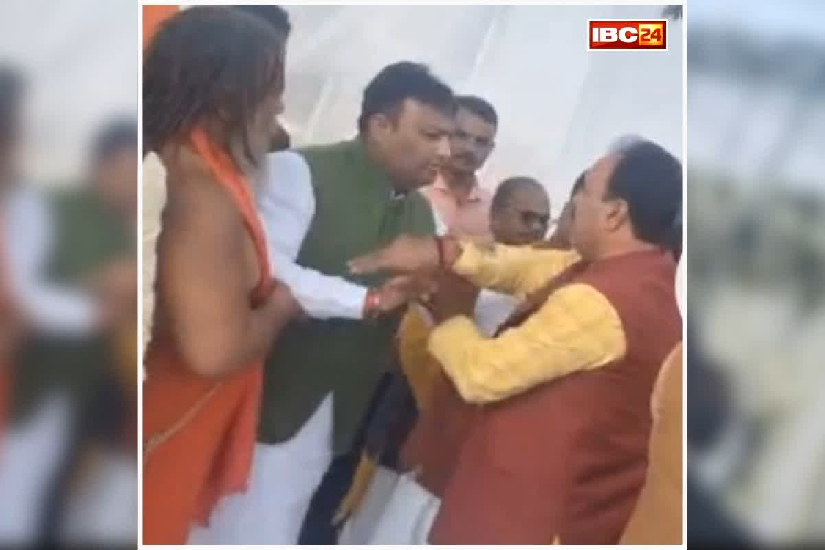 Ayodhya BJP leades Fight video: डिप्टी सीएम की मौजूदगी में BJP नेताओं में धक्का-मुक्की, श्रद्धांजलि कार्यक्रम में मर्यादा भूले नेता, वीडियो वायरल..देखें