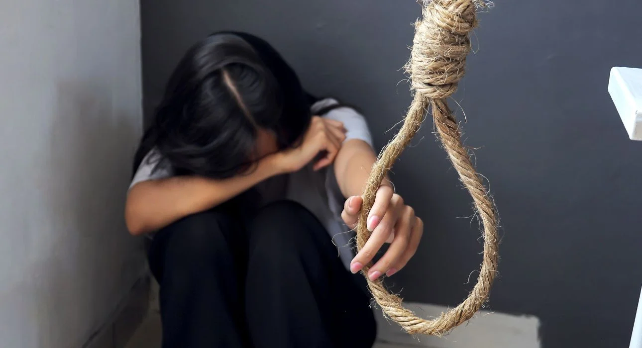 Lucknow Bandariya Comment : “आखिर ‘बंदरिया’ शब्द कैसे बन गया जानलेवा? मॉडलिंग की शौकीन पत्नी को चुभ गया पति का मजाक, गुस्से में उठाया ऐसा खौफनाक कदम