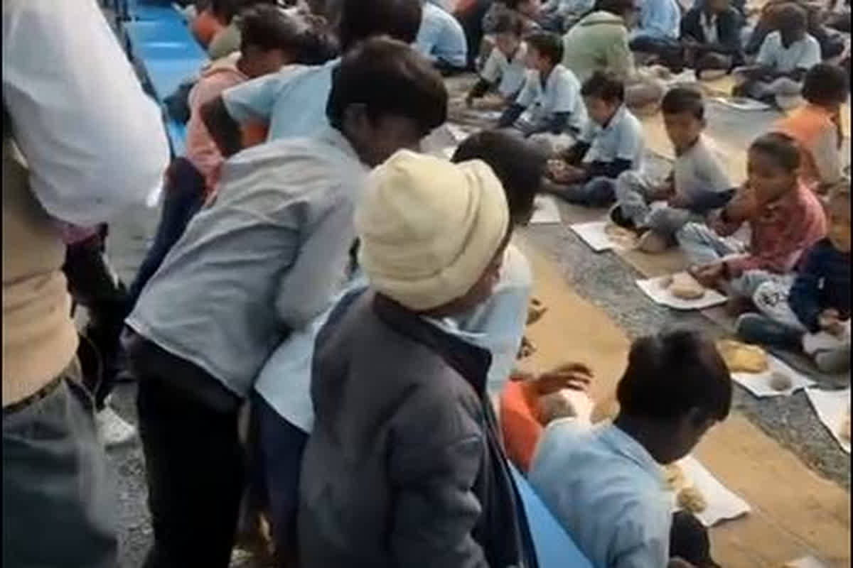 Maihar Viral Video: गणतंत्र दिवस के मौके पर सरकारी स्कूल में बच्चों को नहीं मिली थाली, तो ऐसे चीज में परोसा गया भोजन, अब वीडियो हुआ वायरल