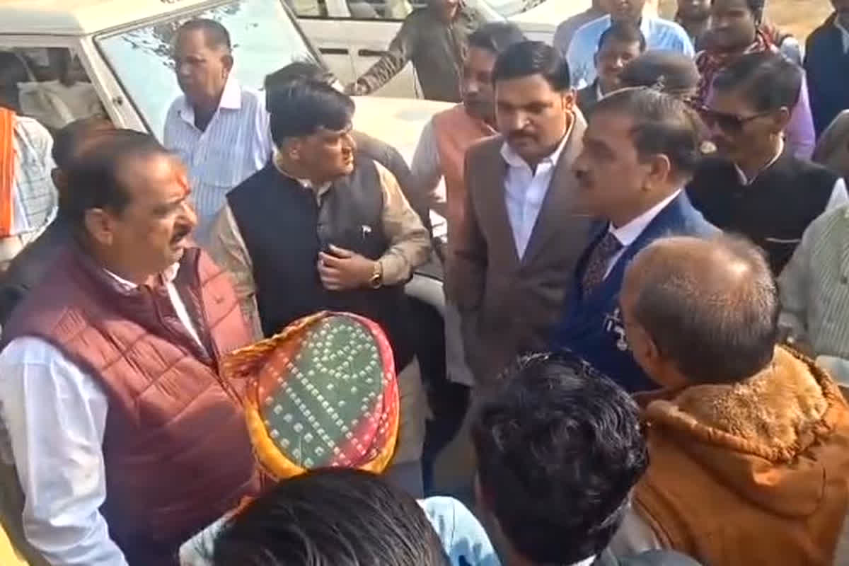 Mandla News: गणतंत्र दिवस समारोह में हंगामा, इस बात को लेकर फूटा जनप्रतिनिधियों का गुस्सा, मंच से उतरते ही कार्यक्रम का किया बहिष्कार, देखें वीडियो