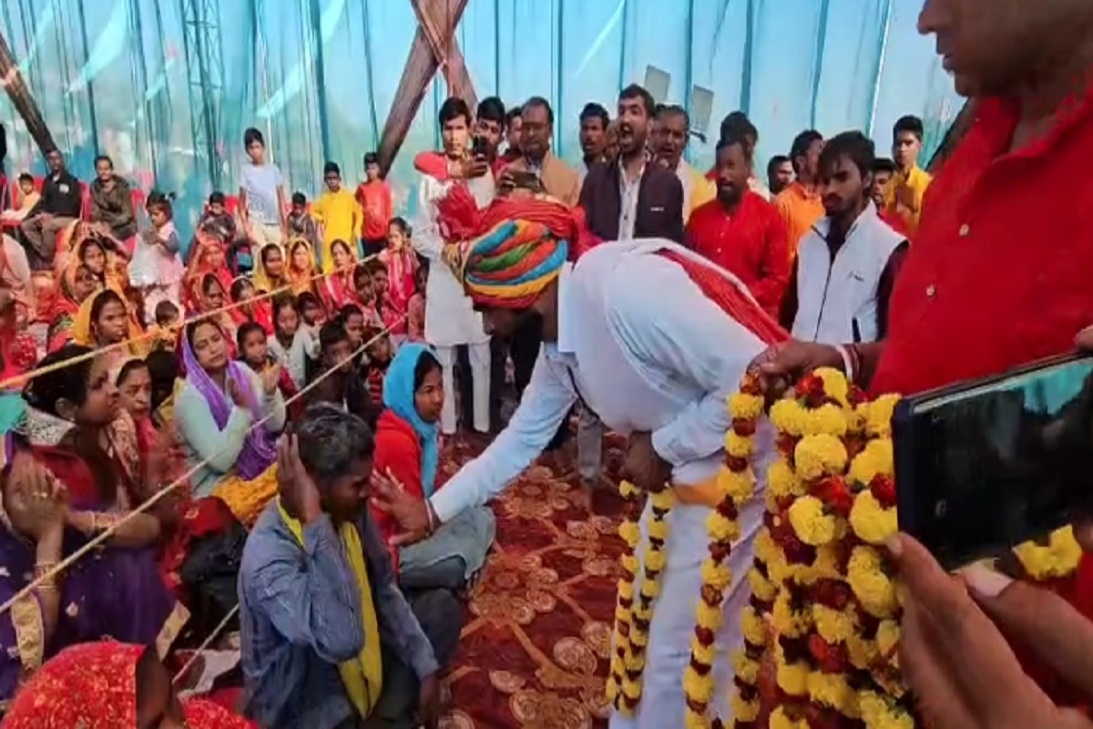 Mandla News: प्रलोभन में ईसाई बन गए थे 15 लोग, अब हिंदू रीति-रिवाज से की घर वापसी, पूजा पाठकर अपनाया हिंदू धर्म