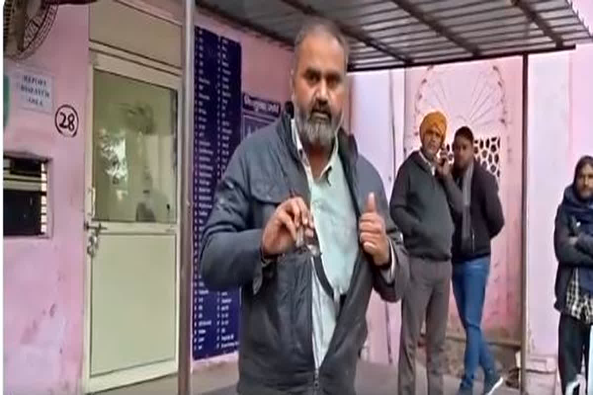 Mathura E Rickshaw Driver Viral Video: : जहरीले सांप के डसे जाने पर अस्पताल पहुंचा रिक्शा चालक, किसी ने पूछा ‘कहां है सांप’, तो जैकेट से निकाला जिंदा सांप, फिर जो हुआ