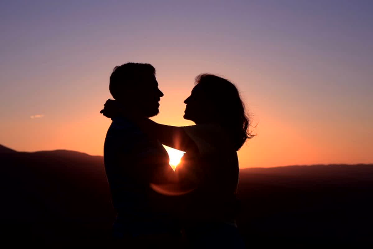 Father Caught Daughter With Boyfriend: पिता ने 14 वर्षीय छात्रा को बॉयफ्रेंड संग रंगे हाथ पकड़ा, फैमिली को खाने में नींद की टेबलेट खिलाकर रात में जाती थी मिलने