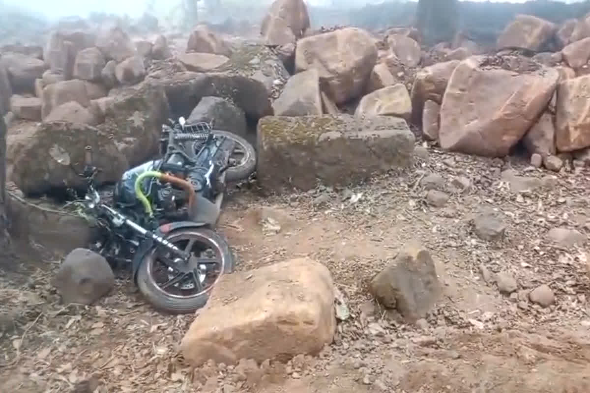 Road Accident In Mandla: मेला देखकर लौट रहे थे युवक, अचानक हुआ कुछ ऐसा की थम गई सांसे, इलाके में पसरा मातम