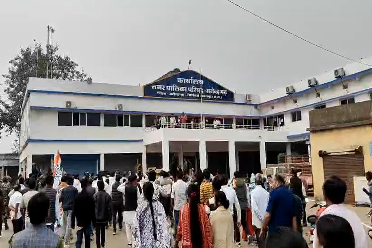 Manendragarh Congress protest: कांग्रेस कार्यकर्ताओं ने किया नगरपालिका कार्यालय का घेराव, पुलिस बेरिकेटिंग तोड़ मुख्य गेट पर प्रदर्शन, विपक्षी पार्षदों के साथ भेदभाव का आरोप