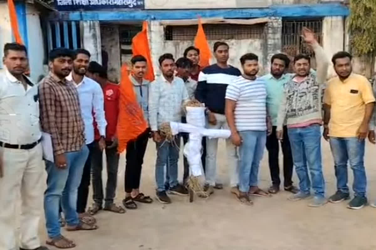 Mahasamund News: परीक्षा में कुत्ते का नाम “शेरू या राम” के सवाल पर बवाल, DPI ने जिला शिक्षा अधिकारी को भेजा नोटिस