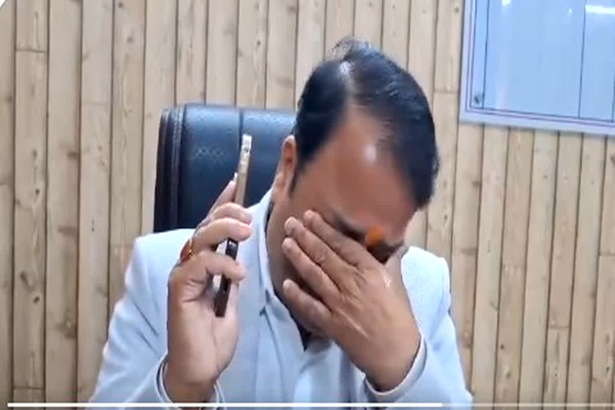 Prashant Kumar Resigned: पत्नी से मोबाइल पर बात करते फफक-फफक कर रो पड़े डिप्टी कमिश्नर प्रशांत कुमार, बोले- ‘हां मैंने इस्तीफा दे दिया…’