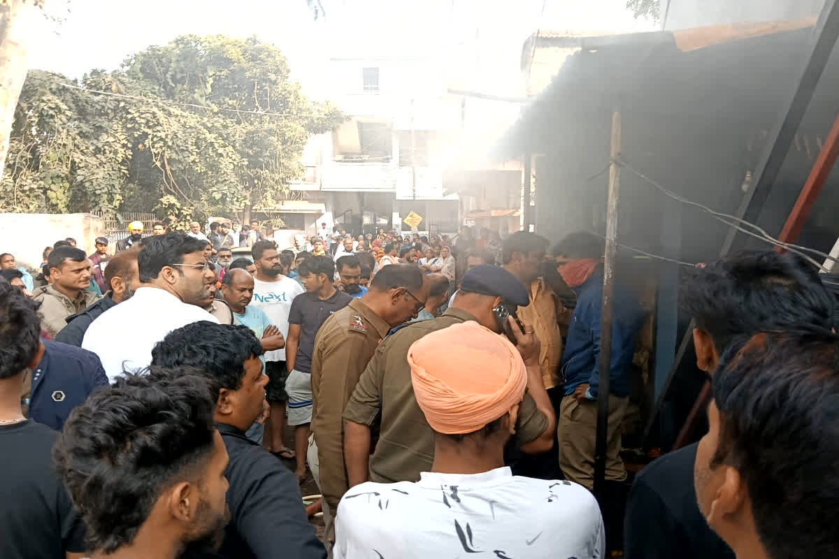 Raipur News: इस इलाके में दिल दहला देने वाला हादसा, घर में ताला लगाकर गया बेटा, अंदर जिंदा जला पिता, फायर ब्रिगेड टीम की बड़ी लापरवाही आई सामने