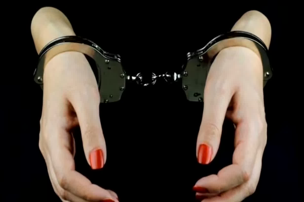 Raipur News: VIP रोड के होटल में इस हालत में थी दो विदेशी महिलाएं, पुलिस के पहुचंते ही मचा हड़कंप, कमरे की हालत देख हर कोई रह गया हैरान