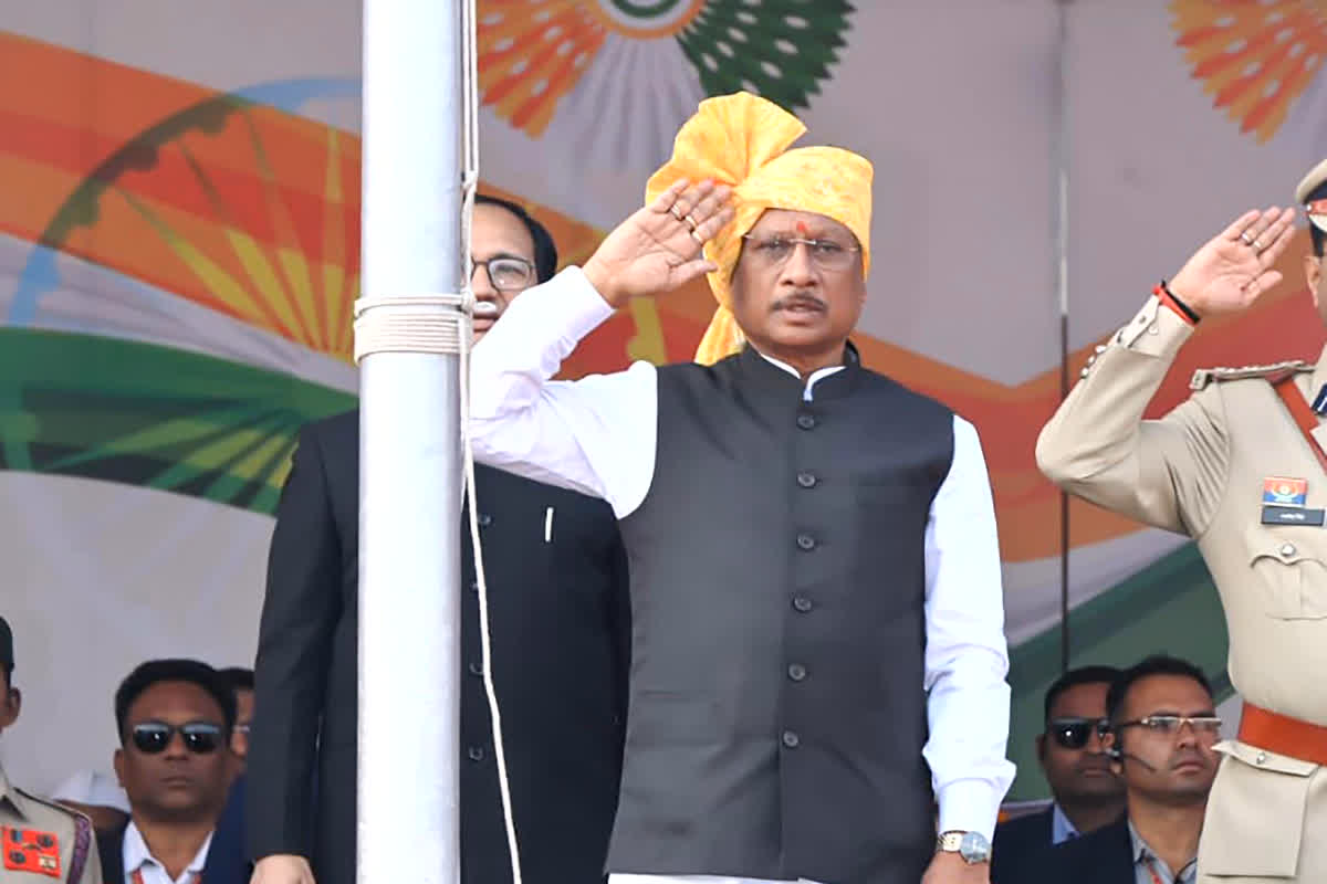 Republic Day 2026 Chhattisgarh : सीएम साय ने 77वें गणतंत्र दिवस पर न्यायधानी बिलासपुर में फहराया तिरंगा, प्रदेशवासियों को दिया ‘विकसित छत्तीसगढ़’ का संदेश