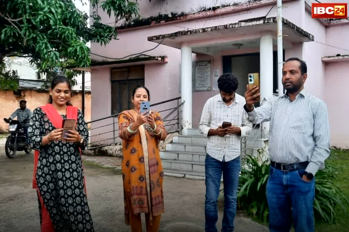 Sarkari Karmchari News: सिस्टम नया, किस्सा पुराना? आधार अटेंडेंस लागू होते ही बड़ा खुलासा, मोबाइल से लग रही फर्जी हाजिरी, IBC24 ने किया चौंकाने वाला खुलासा