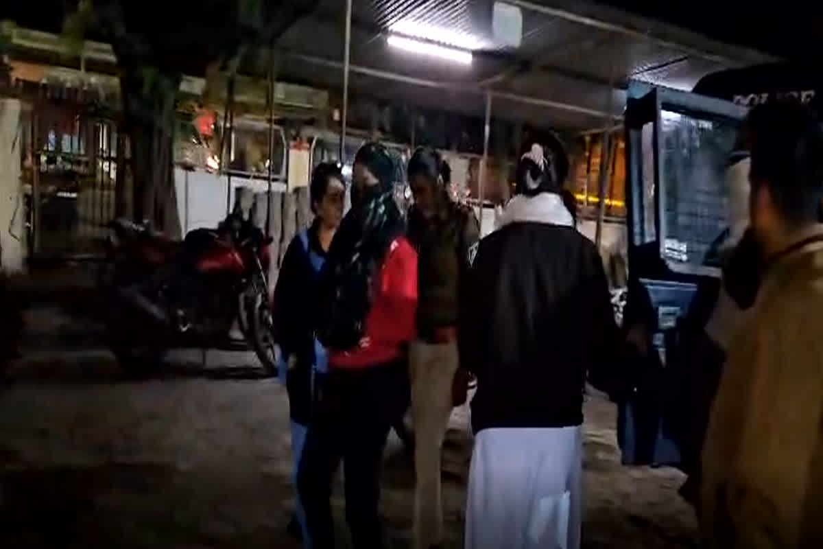 Sex Racket in Home: घर में सैक्स रैकेट का भंडाफोड़! पति-पत्नी मिलकर करवाते थे ये काम, पुलिस ने ये तरकीब लगाकर कांड करते वक्त पकड़ा, video आया सामने