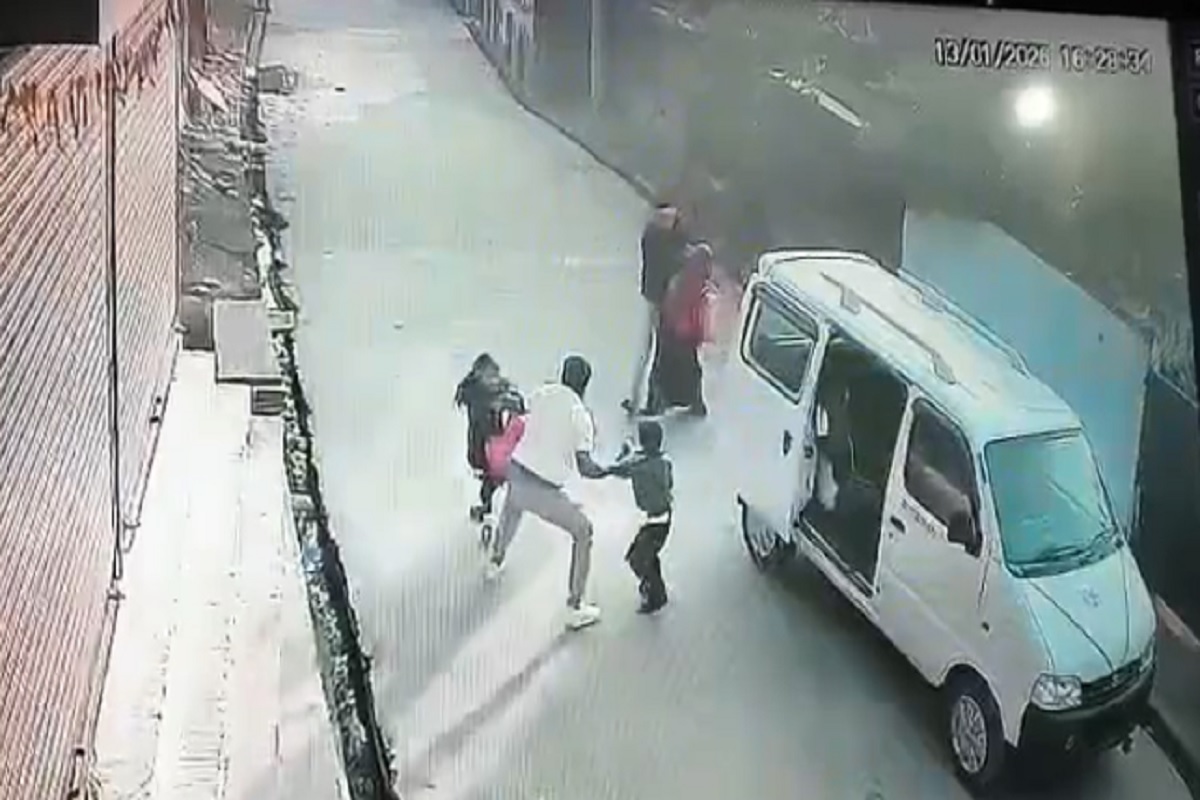 Shivpuri News: बीच सड़क पर आरोपियों ने महिला और दो मासूम के साथ किया ऐसा काम, अब घटना का CCTV फुटैच आया सामने