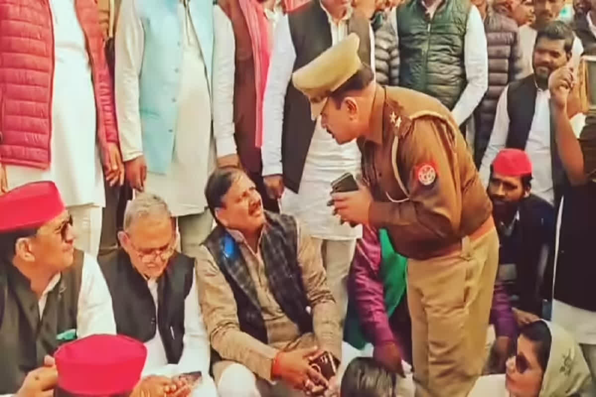 UP Video Viral: धरने पर बैठे सांसद पांडेय को थानाध्यक्ष ने किया प्रणाम, कहा-  मेरी औकात कहां आपको गिरफ्तार करने की, अब वायरल हुआ वीडियो
