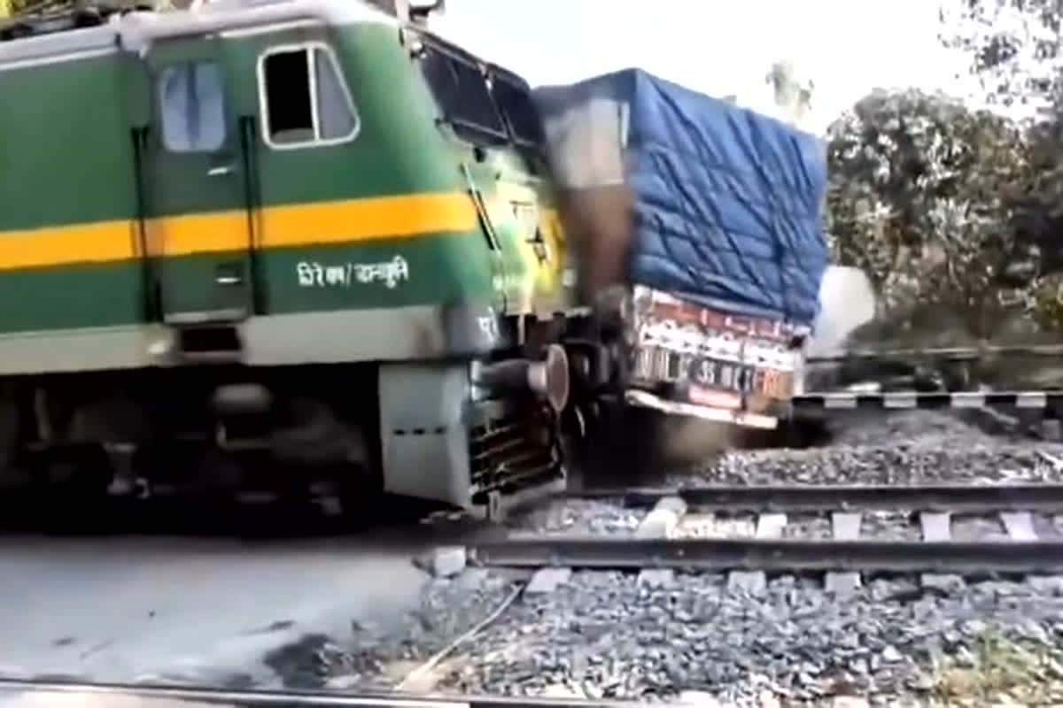 Jasidih Train Accident LIVE Video: ट्रेन ने चावल से भरे ट्रक को रौंदा, फाटक पार करते समय हुआ ये हादसा, घटना का लाइव वीडियो देख दंग रह जाएंगे आप