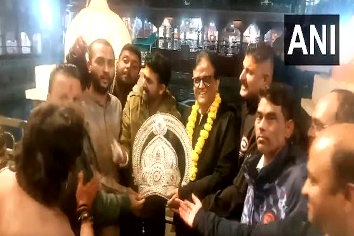 Mahakaleshwar Mandir silver crown: मनोकामना पूरी होने पर भक्त ने भगवान को चढ़ाया चांदी का मुकुट, आभूषण का वजन जानकर अधिकारी भी रह गए दंग, जानिए पूरी कहानी