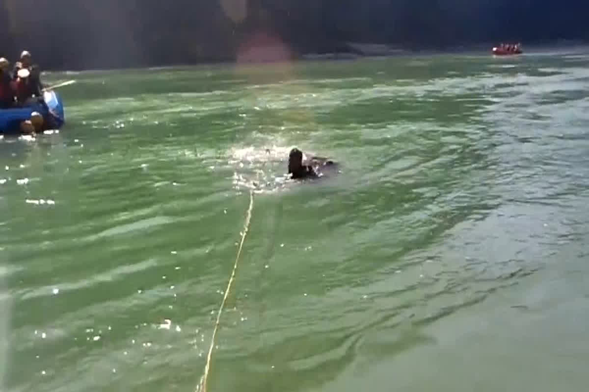 Rishikesh Ganga River Rescue Video: नहाने के दौरान गंगा में डूबा युवक, भगवान का रूप बनकर पहुंचा राफ्टिंग ट्रेनर, रेस्क्यू का वीडियो देख दहल जाएगा आपका दिल