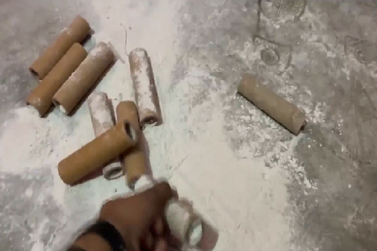 UP News: 200 किलो गन कॉटन पाउडर, 2,000 विस्फोटक मोमबत्तियां, और… मकान के अंदर का नजारा देख पुलिस के भी उड़े होश, एक आरोपी गिरफ्तार