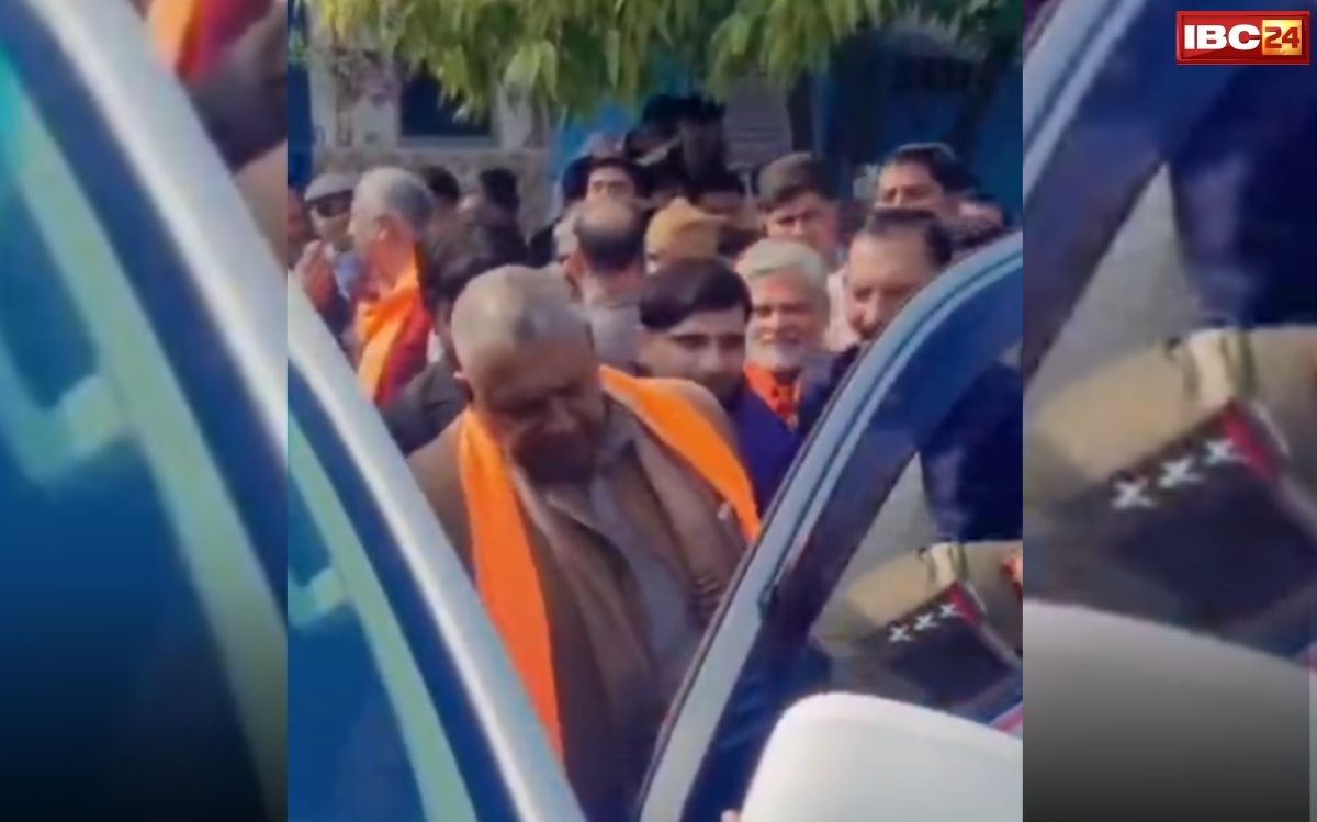 Police Inspector Viral Video: बीजेपी सांसद के चरणों में खाकी हुई नतमस्तक, ऑन ड्यूटी इंस्पेक्टर ने सांसद महोदय के छुए पैर, वायरल वीडियो देख दंग रह गए लोग