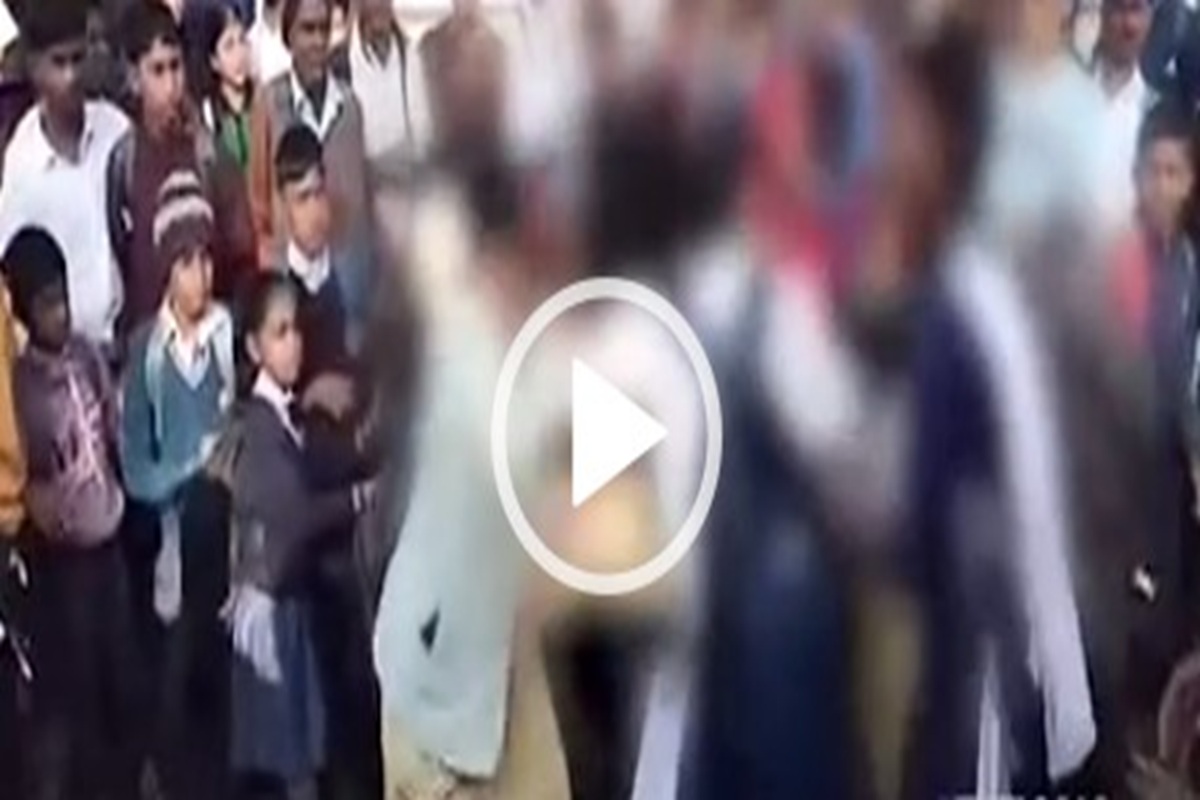 MCB News: बीच सड़क पर महिला ने छात्रा को पीटा, नाखून से चेहरे को नोचा, पति से बात करने के शक पर मारपीट का वीडियो वायरल