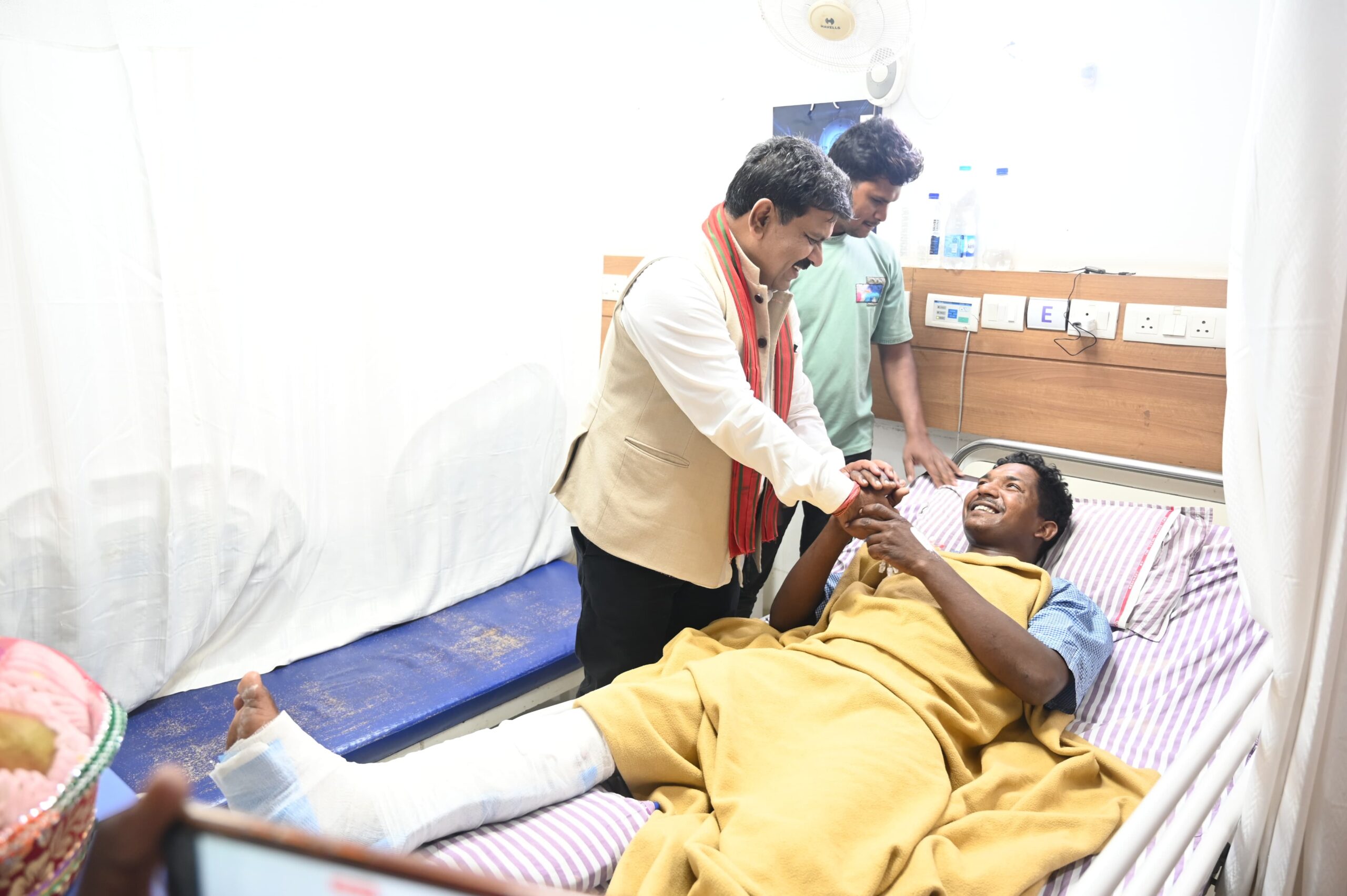 Dy CM Vijay Sharma News: डिप्टी सीएम विजय शर्मा ने आईईडी ब्लास्ट में घायल जवानों से अस्पताल में की मुलाकात, चिकित्सकों से जानकारी लेकर परिजनों से की चर्चा