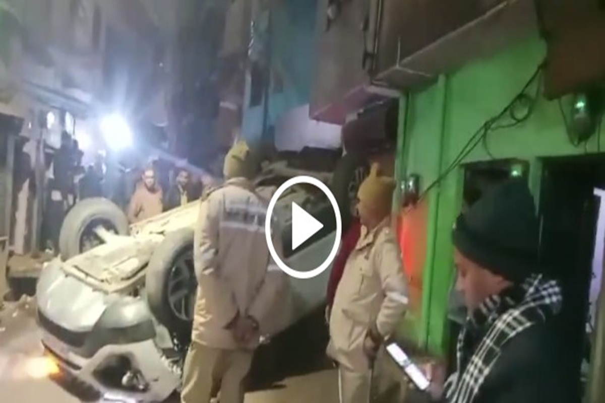 Moradabad News: नशे में धुत्त रईसजादों ने मचाया तांडव, घनी आबादी में लोगों को रौंदा, फिर पलट गई कार, वीडियो वायरल
