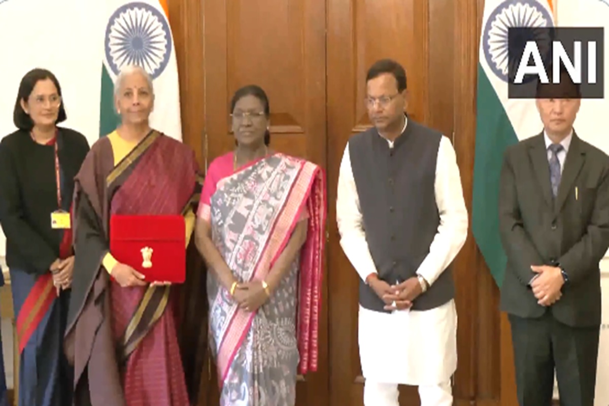 Union Budget 2026: ‘मैजेंटा’ रंग की रेशमी साड़ी.. हाथ में लाल ‘पाउच’, राष्ट्रपति भवन पहुंची वित्त मंत्री सीतारमण, द्रौपदी मुर्मू से की मुलाकात