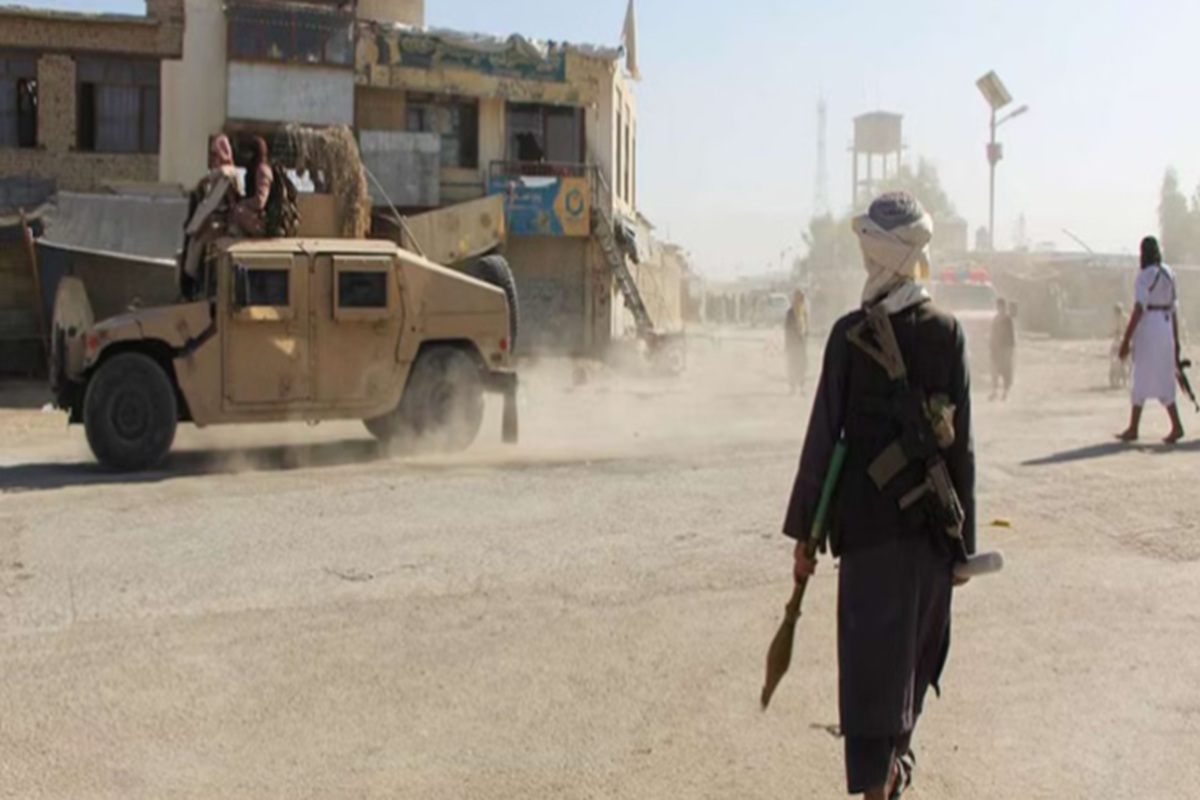 Afghanistan Pakistan War: अफगानिस्तान का पाकिस्तान पर बड़ा हमला! कई पाक सैनिकों के मारे जाने की खबर, इतने चौकियों पर कब्जा करने का दावा