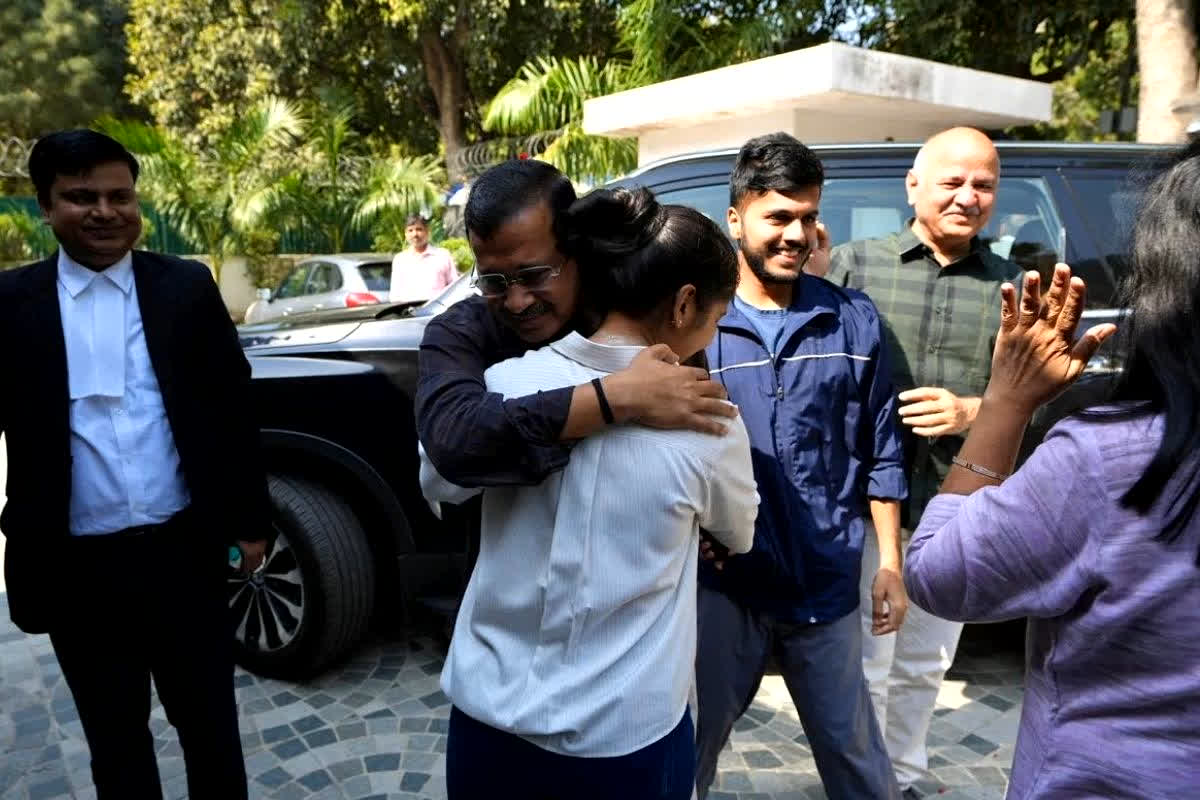 Arvind Kejriwal Latest News: केजरीवाल का घर में फूलों से स्वागत! बरी होने के बाद जश्न का माहौल, भावुक होकर बोली पत्नी- उन्होंने जीवन भर…, देखें वीडियो
