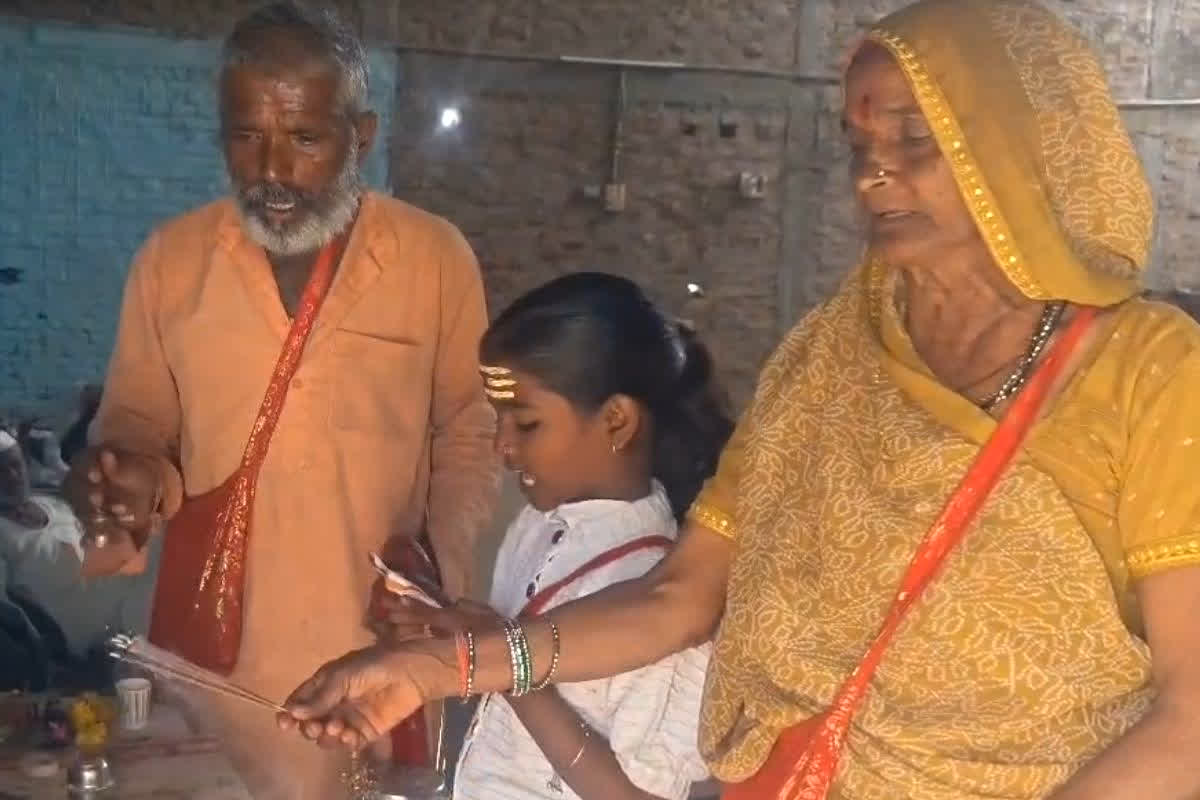 Bhoomika Narmada Parikrama: आज के युग की श्रवण कुमार! 9 साल की बच्ची बनी दादा-दादी का सहारा, देखें भूमिका की भक्ति ने सबको झुका दिया